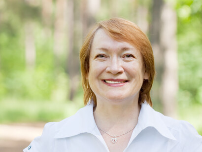 Primo piano di una donna sorridente gentilmente