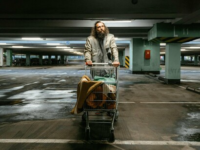 Homem em situação de rua. Um longo período de resseção teve início e a crise social que já estava instalada tornou-se ainda maior – as sociedades estavam descontentes com as políticas existentes da época