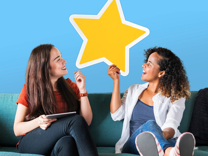 Due donne con l'icona di una stella gialla, simbolo di valutazione online