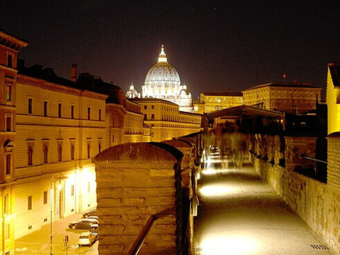 Rome s’endort sous la coupole du Vatican, mais les ombres, elles, ne dorment jamais