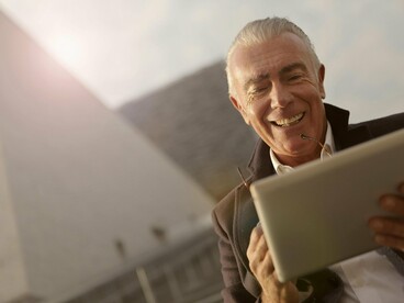 É importante notar que o engajamento com a tecnologia também desperta no idoso um sentimento de realização. Aprender a dominar um smartphone, participar de um curso online ou utilizar um aplicativo pela primeira vez pode representar conquistas significativas, que reforçam a sensação de competência e de atualização em relação ao mundo contemporâneo. Esse orgulho em aprender e se adaptar não apenas fortalece o cérebro, mas também contribui para combater preconceitos ligados à velhice, demonstrando que nunca é tarde para incorporar novas habilidades