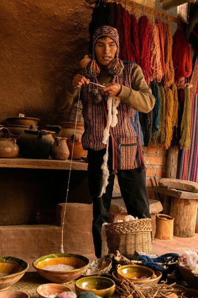 Tecelão peruano artesanal e tradicional. A tecelagem é uma das artes mais antigas da humanidade, com evidências de tecidos feitos à mão datando de milhares de anos 
