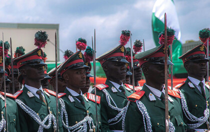 Soldats nigérians défilant lors d’une parade militaire au Nigéria, illustration des forces armées nationales dans un contexte sécuritaire marqué par des enjeux régionaux et internationaux