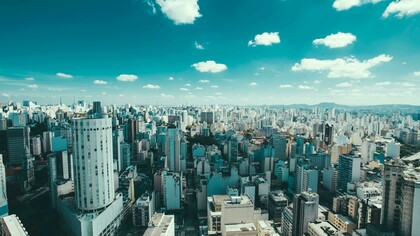 A utilização de fontes orais para reconstruir histórias de vida e memórias individuais tem se tornado uma ferramenta importante na micro-historiografia. "Viva o Povo Brasileiro" de João Ubaldo Ribeiro, apesar de ser uma obra de ficção, utiliza técnicas de história oral para construir narrativas que refletem as vivências de diferentes grupos sociais ao longo da história do Brasil. Publicado pela primeira vez em 1984, é um romance que aborda a constituição da identidade brasileira. O autor apresenta elementos da formação cultural do país, desde os povos indígenas até os europeus e africanos