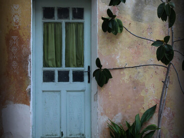 La casa di Quirra è un luogo ruspante e caotico, dove persone, animali e voci si intrecciano in un’ospitalità rumorosa ma autentica