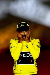 Egan Bernal en lo más alto del podio parisino no puede contener la emoción