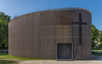 La Capilla de la Reconciliación, ubicada en el recinto del Memorial del Muro de Berlín, en Bernauer Strasse, fue diseñada por los arquitectos Peter Sassenroth y Rudolf Reitermann e inaugurada el 9 de noviembre de 2000