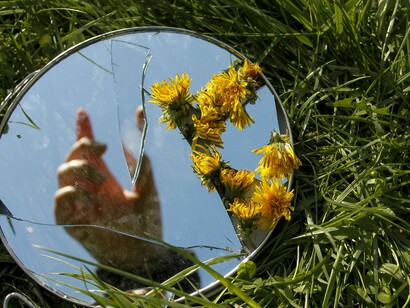 Augusto Comte, positivista, impactou diretamente toda forma de produzir ciência na modernidade. A humanidade teria passado, para Comte, em três estágios: o teológico, o metafísico e o positivo. O teológico seria o estágio em que a humanidade ainda acreditava em deuses; superado esse período, viveríamos um período metafísico da crença na filosofia; para além da física, a metafísica explicaria conceitos abstratos, como Deus, amor, felicidade