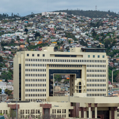 Hay 8 candidatos en la primera vuelta de la elección presidencial en noviembre. En las segundas vueltas no se comienza de cero, sino que siempre hay una base electoral, y que desde ahí se construye. Edificio del Congreso Nacional, Valparaíso