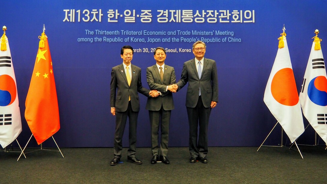 Da sinistra a destra: il ministro del Commercio sudcoreano Ahn Duk-geun, il ministro del Commercio giapponese Yoji Muto e il ministro del Commercio cinese Wang Wentao, Seul, Corea del Sud, 30 marzo 2025. Foto dal sito web del Ministero dell'Economia, del Commercio e dell'Industria giapponese