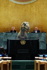 El dinosaurio Frankie en el Hemiciclo de la ONU, protagonista de la ultima campaña contra el cambio climático