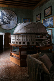  La Cupola Fortuny è la soluzione illuminotecnica ad una diffusione realistica della luce nel teatro e si basa sul principio degli opposti