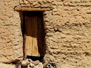 Il suo ruolo non è dettare soluzioni, ma tradurre un sapere collettivo in forme leggibili e coerenti. Zawiya Fougania, Taghit, Bechar, Algeria