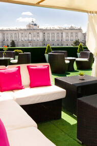 Terraza frente a la fachada del Palacio Real en Madrid