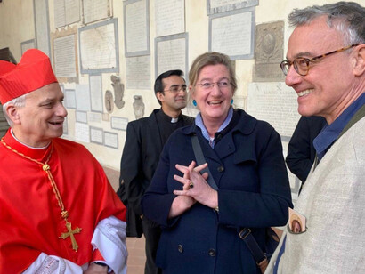 Carl Brandon Strehlke con l’allora cardinale Robert Francis Prevost, ora papa Leone XIV, e Cecilie Hollberg, direttrice della Galleria dell’Accademia di Firenze per otto anni, fino al 2024