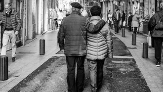 Quanta habilidade de relacionamento, quanto egoísmo abandonado, quanto perdão concedido, quanta gratidão manifestada e quantas renúncias oferecidas para que hoje pudessem se debruçar lado a lado, um em cada janela, a desfrutarem aquela tarde recheada de conversas e sorrisos
