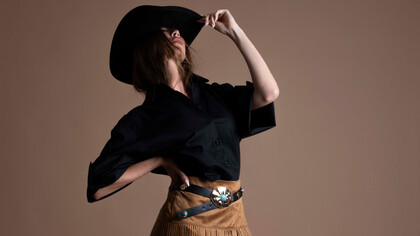 Cappello texano con camicia in puro cotone, gonna in eco suede e cintura con pietre