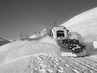 Eu esperava na estação. O vento cortava a minha pele, arrastando consigo folhas secas e pedaços de jornal sem nenhuma data registrada, apenas com marcas amareladas denunciando o tempo que já se havia ido