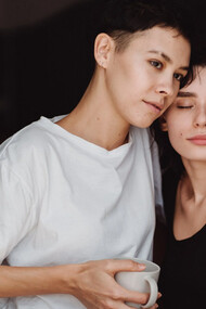 Due persone vicine mostrano empatia l'una con l'altra