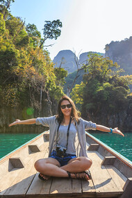 Jovem trabalhadora digital se transforma em nômade e vai explorar o mundo começando pela Tailândia