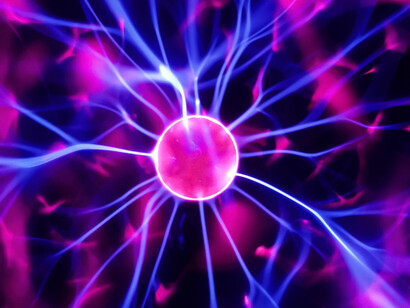 Les formes lumineuses qui s’organisent autour du noyau rappellent l’agencement des structures vivantes et la manière dont elles se forment et se transmettent