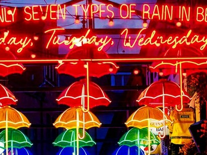 Belfast, na Irlanda. De Derry seguimos viagem para Belfast, capital da Irlanda do Norte. Cidade de contrastes, é conhecida por ter sido o local onde foi construído o famoso RMS Titanic, e ainda deu para passar de rompante na área industrial



