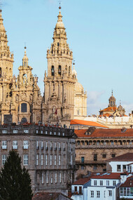 Madrid vibra com sua arte, história e acolhimento, enquanto a Galícia ecoa mistérios, névoas e encantos. Uma viagem de descobertas pelos sentidos e pela alma