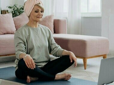 O que muito tem se visto nesses vídeos é, principalmente, a construção de hábitos considerados saudáveis (quando não viram pura obsessão), como acordar cedo, ter um hobby e cultivar a prática de atividades físicas como a yoga – objeto desta pequena reflexão 


