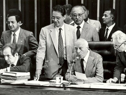 O deputado Ulysses Guimarães ao lado do então senador Fernando Henrique Cardoso, do deputado Bernardo Cabral e do senador Humberto Lucena durante a sessão final da Assembleia Constituinte. Brasil, 1988