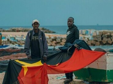 Homens em praia de Luanda, na Angola. Claro que derrubei alguns kambas com jogo de corpo e dribles. Após duas ou três partidas de futebol (claro que ganhei), morrendo de sede, água potável nessa época (2006 - 2008) existia apenas em galões importados, avistei dois carrinhos de picolés, lá eles chamam de carrinha de gelado
