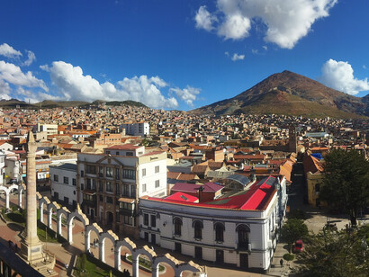 El pueblo boliviano, ante el penoso espectáculo ofrecido por el MAS y la crisis económica que esa fuerza no supo atajar, optó por la moderación que representaba Paz. La ciudad se encuentra a 4.099 metros de altura en las faldas del Cerro Rico. Catedral de Potosí, Bolivia