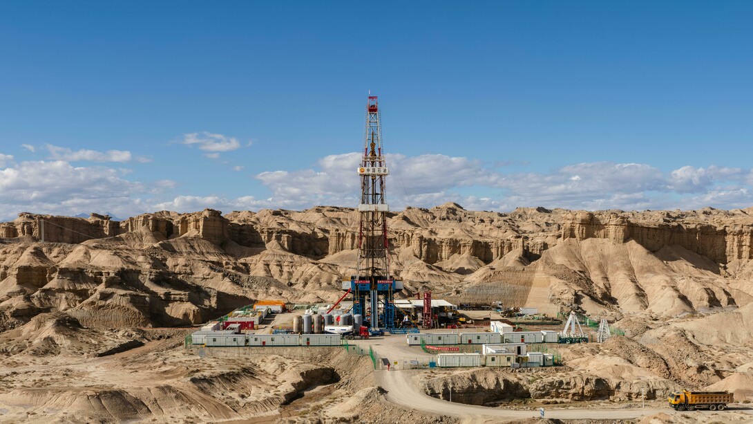 O desenvolvimento da mineração moderna de terras raras depende de um conjunto sofisticado de tecnologias que evoluíram de forma acelerada nas últimas décadas. O processo começa na fase de prospecção geológica, que deixou de se apoiar exclusivamente em métodos tradicionais e passou a integrar sistemas avançados de sensoriamento remoto, análise espectral por satélites, drones com magnetômetros de alta precisão e softwares de modelagem geológica tridimensional. Essas ferramentas permitem identificar depósitos com maior assertividade, reduzindo custos de exploração e aumentando a eficiência na delimitação de corpos mineralizados. Países que investem em tecnologia geológica conseguem acelerar a fase inicial do ciclo produtivo e obter vantagens competitivas ainda antes da lavra propriamente dita