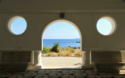 Villa sul mare: "La grande terrazza esposta a sud, il cancello di legno con il sentiero che scende a mare, i ricordi delle innumerevoli estati trascorse qui..."