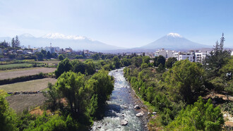 Río Chili visto desde el Puente de Fierro, Arequipa, Perú. Los microplásticos, invisibles pero omnipresentes, se han instalado en los ecosistemas de Arequipa, afectando ríos, aves y, por extensión, la salud humana, ante la inacción estatal