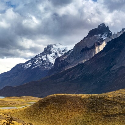 Protetto e al tempo stesso segregato dalle Ande e dal Pacifico, il Cile forgia identità abituate alla distanza, dove la solitudine diventa spazio interiore. Torres de Paine, Cile