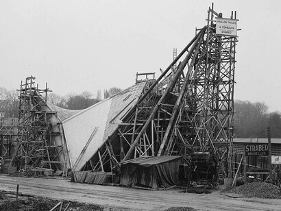 Il padiglione Philips dell'architetto Le Corbusier in costruzione all'Esposizione Universale di Bruxelles. Il padiglione è stato progettato in collaborazione con il compositore Iannis Xenakis