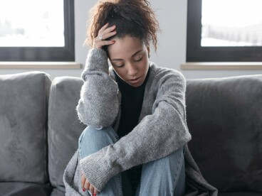 A medicina moderna, construída sobre os pilares da evidência, muitas vezes associa legitimidade clínica à presença de dados objetivos. Nesse modelo, sintomas que não “aparecem” correm o risco de não serem levados a sério. O resultado disso é um ciclo de sofrimento prolongado e deslegitimação. Os pacientes passam por diversos médicos, colecionam exames normais, ouvem frases como “você está estressado”, “isso é ansiedade” ou “não tem nada de errado com você”. Esse processo, além de frustrante, contribui para a deterioração da saúde emocional, para o afastamento das atividades sociais e para o isolamento