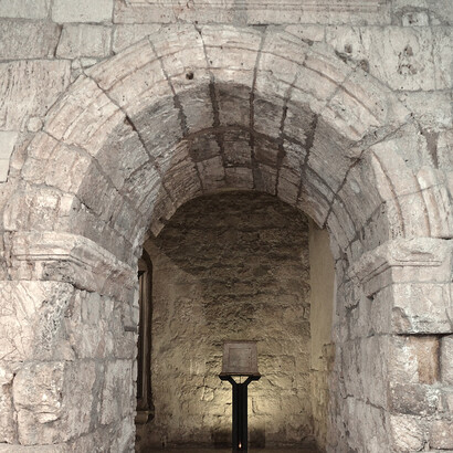 Der Ecce-Homo-Bogen, ein dreibogiges Tor, erbaut von Hadrian, als Eingang zum östlichen Forum der Aelia Capitolina in Jerusalem