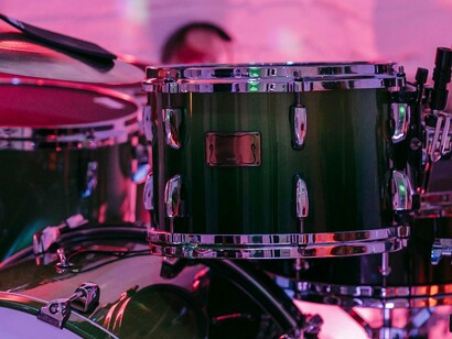 Bateria. Led Zeppelin, por sua vez, trouxe uma complexidade melódica e uma intensidade emocional que ampliaram os horizontes do rock 'n' roll. Combinando elementos do blues, folk e hard rock, a banda criou faixas épicas como "Stairway to Heaven" e "Whole Lotta Love". Suas músicas são conhecidas pela profundidade emocional e pela capacidade de evocar imagens vívidas e sentimentos intensos