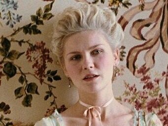 Kirsten Dunst em Maria Antonieta de 2006. ao lidar com narrativas históricas, seja em análise crítica, seja na criação artística, é extremamente fundamental cultivar consciência histórica e entender que, infelizmente, o passado não é justo, não é inclusivo e é cruel para os nossos olhos modernos. Isso não significa deixar de lado questões contemporâneas, mas integrá-las ao discurso com respeito às distâncias temporais, como por exemplo Jane Austen fez em todas as suas obras, com protagonistas feministas dentro dos contextos da época em que foram escritas. Somente dessa forma é possível construir uma ponte autêntica entre o passado e o presente, uma ponte que enriqueça o entendimento, e não que o empobreça e o apague