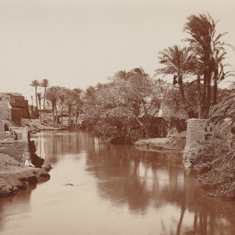 Bahr Yusuf in Medinet el-Fayum (Ägypten), links am Ufer sitzend der Georg Schweinfurth, der
 Heinrich Schliemann und Rudolf Virchow, 1888. Courtesy of Neues Museum