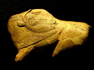 Bison figure on reindeer antler, 10 cm, National Museum Les Eyzies, location: Archaeological site "La Madeleine" in France