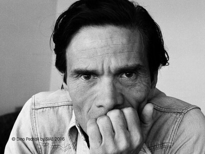 En ese escenario se desarrolla un diálogo persistente entre la luz y el destino. Pier Paolo Pasolini, 1975, Londres, Inglaterra