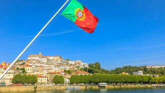 Portugal, com um clima mediterrâneo, é, sem dúvida, um país com paisagens de tirar o fôlego e um património cultural riquíssimo. A sua localização e beleza tornam-no um destino turístico popular, e, à primeira vista, um lugar com grande potencial para o desenvolvimento. No entanto, a realidade que muitos portugueses vivem diariamente dista muito das promessas feitas sobre crescimento económico e melhoria da qualidade de vida
