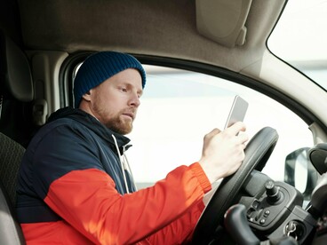Quando falamos de uma estrutura formal de trabalho, protegida pelas leis trabalhistas, aqui conhecidas como CLT. Nesse modelo, o patrão, o detentor do capital, arca com todos os ônus e bônus do projeto. O funcionário troca o seu tempo/expertise por dinheiro. Então, temos o que os liberais chamariam de um modelo pouco eficiente