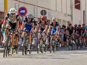 Le peloton s’étire sous le ciel printanier, chaque coureur poussant ses limites dès les premiers kilomètres