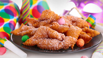 As Filhós, estão para a folia da mesma forma que o Cavaco (ou Cavaquinho), e é claro que eu me refiro aqui ao doce, e não ao instrumento musical; o Cavaco que tem também a sua origem no velho continente, e assim como a nossa estrela de hoje também é mergulhado no óleo fervente, sendo dono de diversos formatos e tamanhos podendo ser encontrado nos semáforos de Recife e Olinda em qualquer época do ano