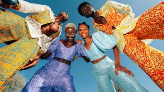Todos nós temos memórias associadas a imagens. Uma toalha de mesa aos quadrados pode transportar-nos para almoços de infância. Um vestido com margaridas lembra um verão específico. Uma camisa às riscas pode trazer de volta a lembrança de alguém especial. Os padrões, ao serem repetitivos, gravam-se mais facilmente na nossa memória visual e, por isso, tornam-se âncoras afetivas