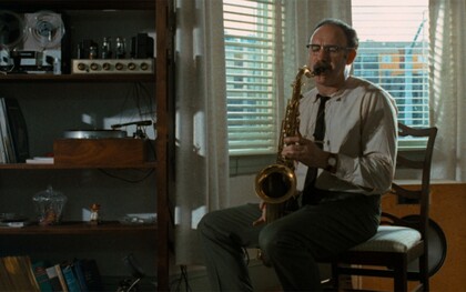 "La Conversazione" ("The Conversation"), diretto da Francis Ford Coppola nel 1974, è un thriller psicologico che esplora il tema della sorveglianza e della paranoia. In copertina Gene Hackman è Harry Caul, in una scena del film