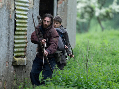 Boyle ha utilizzato tecniche di ripresa sperimentali—including fino a 20 iPhone 15 per alcune scene di azione—per creare un’estetica immersiva e instabile. Aaron Taylor-Johnson e Alfie Williams in una scena del film 